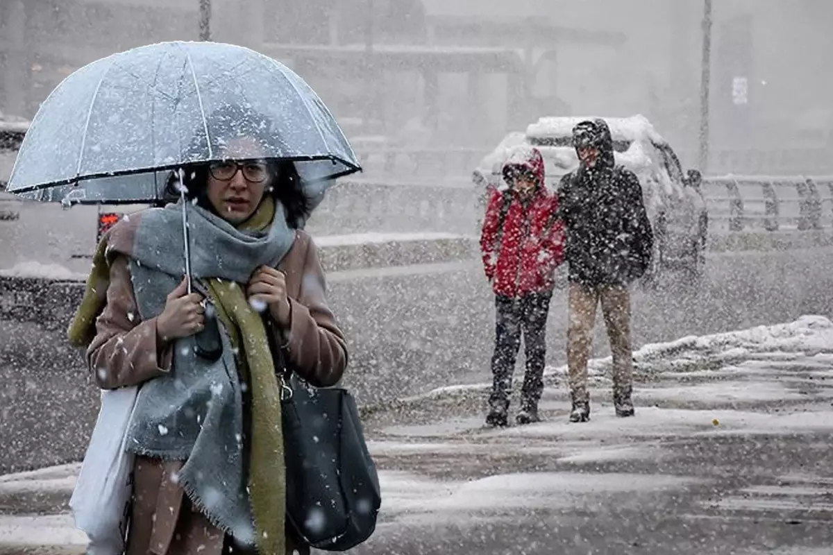 Meteoroloji 26 ili sarı kodla uyardı! İstanbul\'a kar yağışı göründü