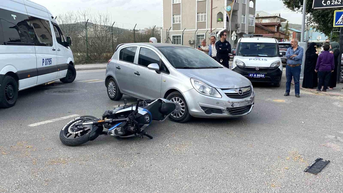İzmit\'te Motosiklet Kazası: Bir Yaralı