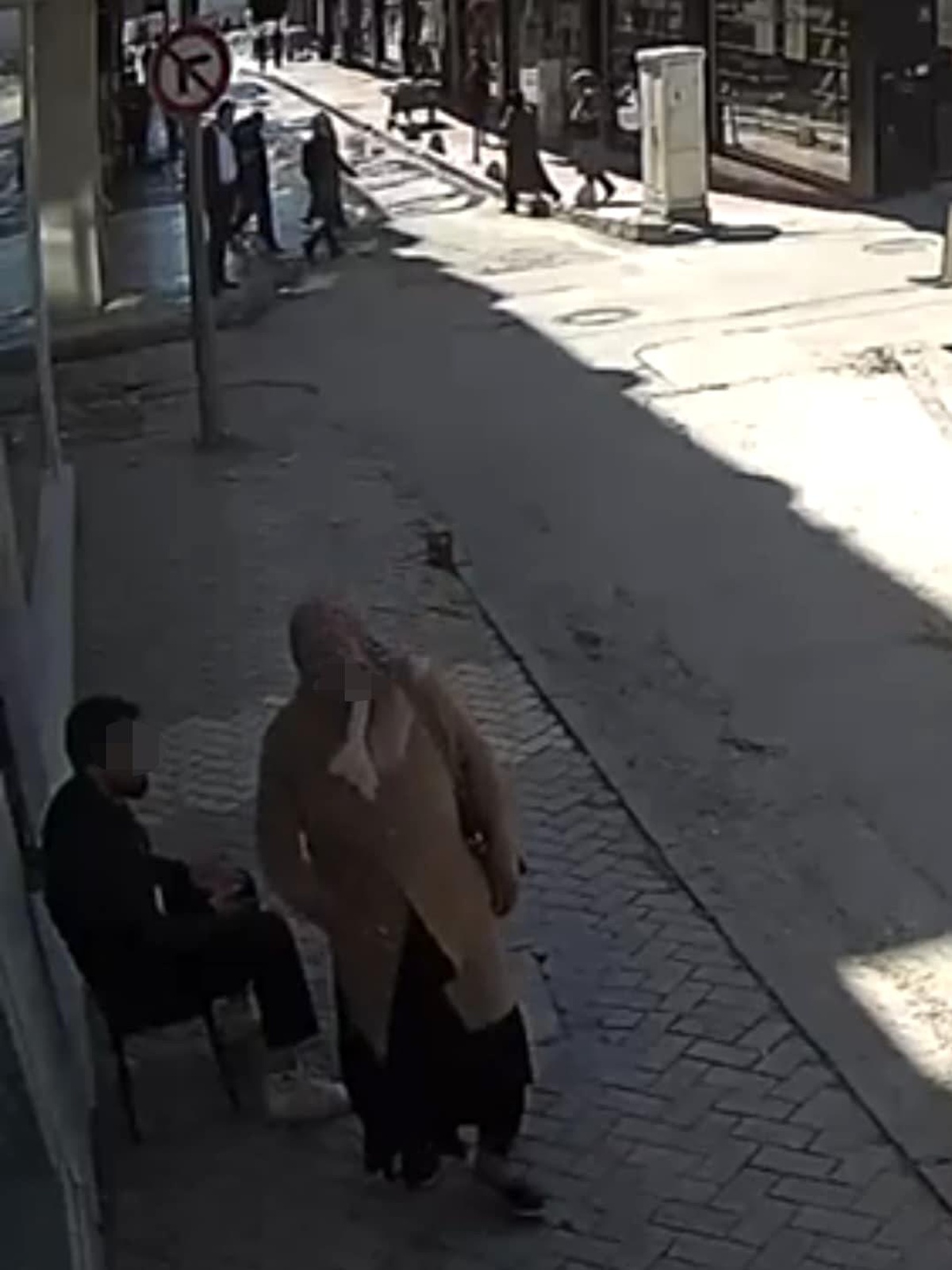 Dilenci, Para Vermeyen\'e Beddua Etti