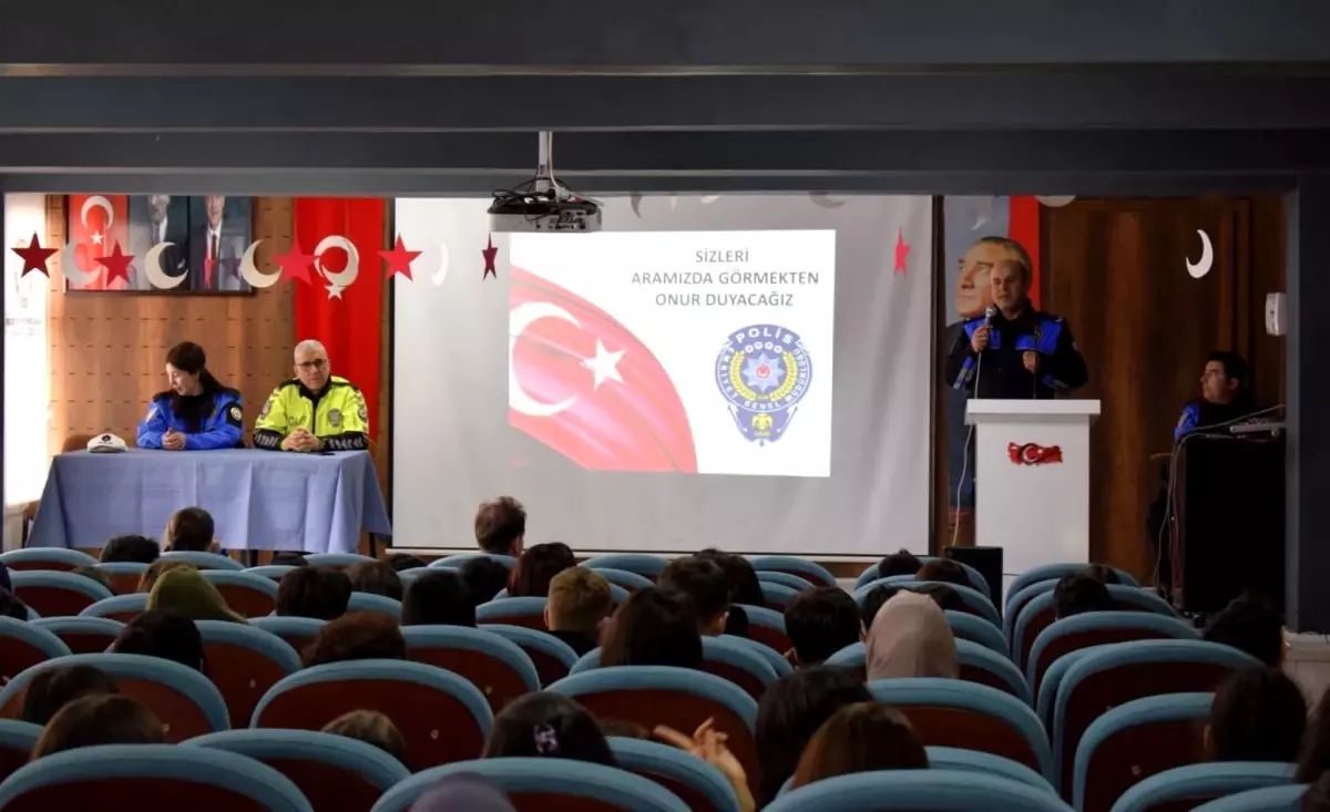 Polis ekipleri öğrencileri bilgilendirdi