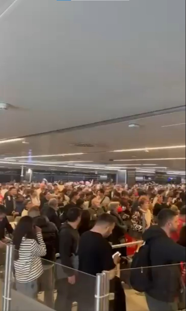 Sabiha Gökçen Havalimanı'nda pasaport sistemi çöktü! Yüzlerce yolcu saatlerdir bekliyor
