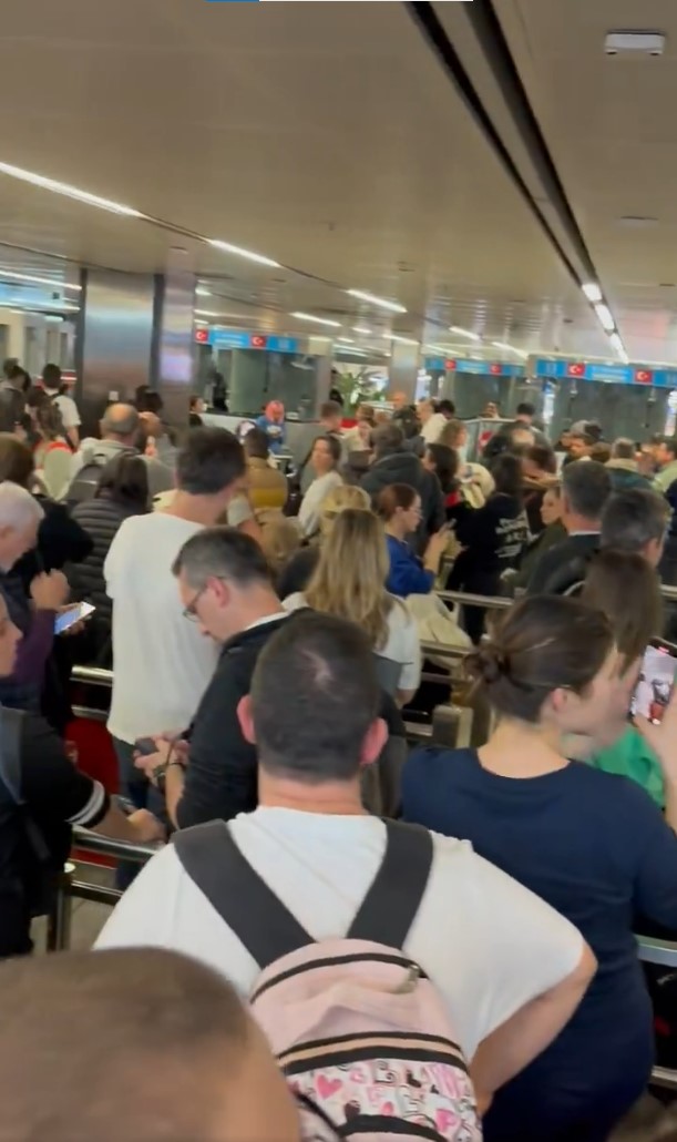 Sabiha Gökçen Havalimanı'nda pasaport sistemi çöktü! Yüzlerce yolcu saatlerdir bekliyor