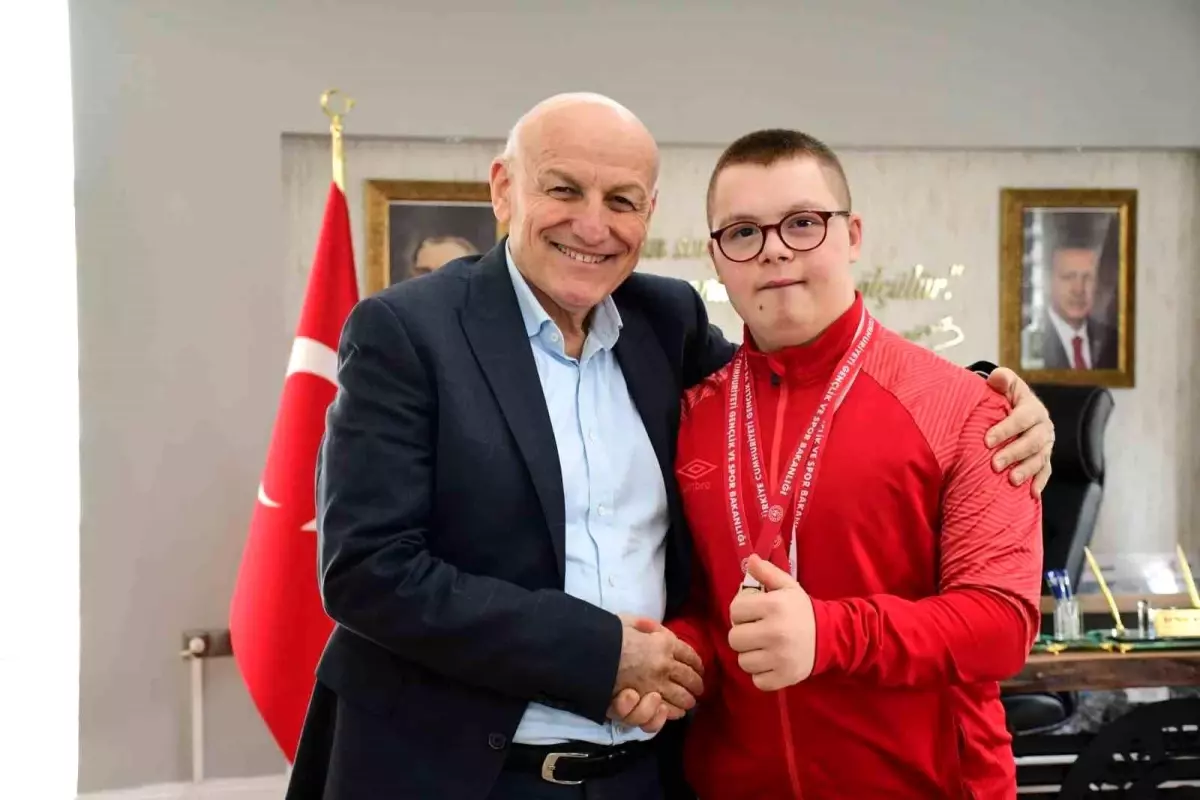 Özel Sporcu Mustafa Nurullah Sürem, Terme Belediye Başkanı Kul\'u Ziyaret Etti