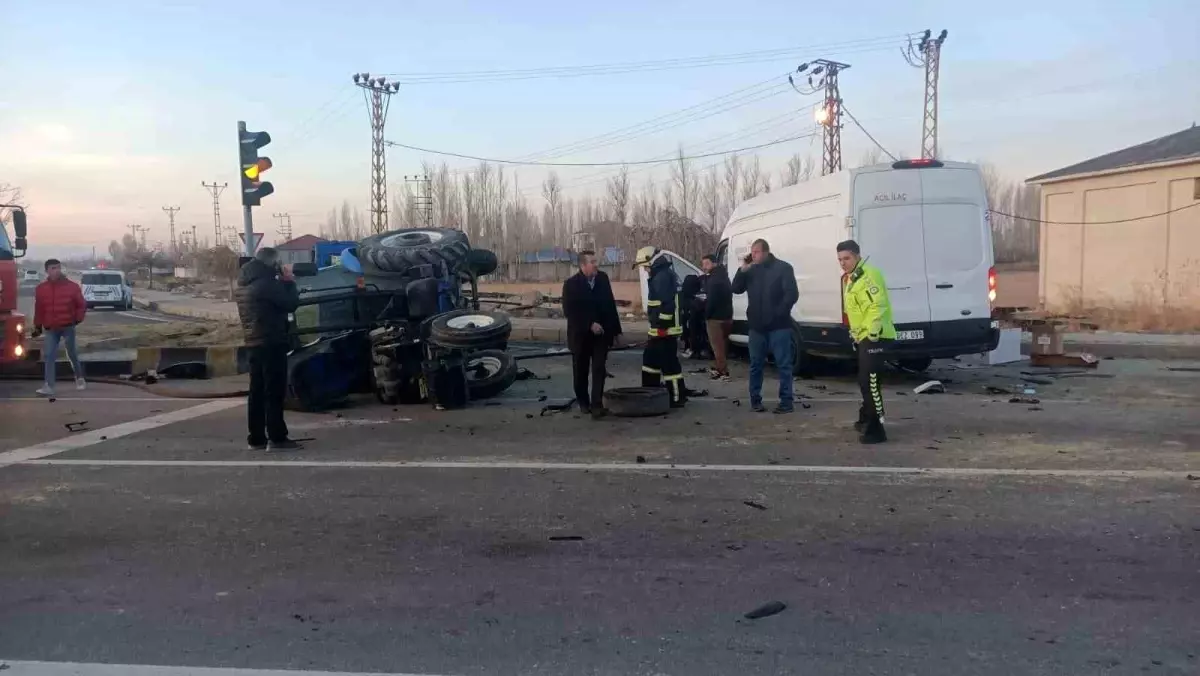 Erciş\'te Traktör-Minibüs Kazası: 2 Yaralı