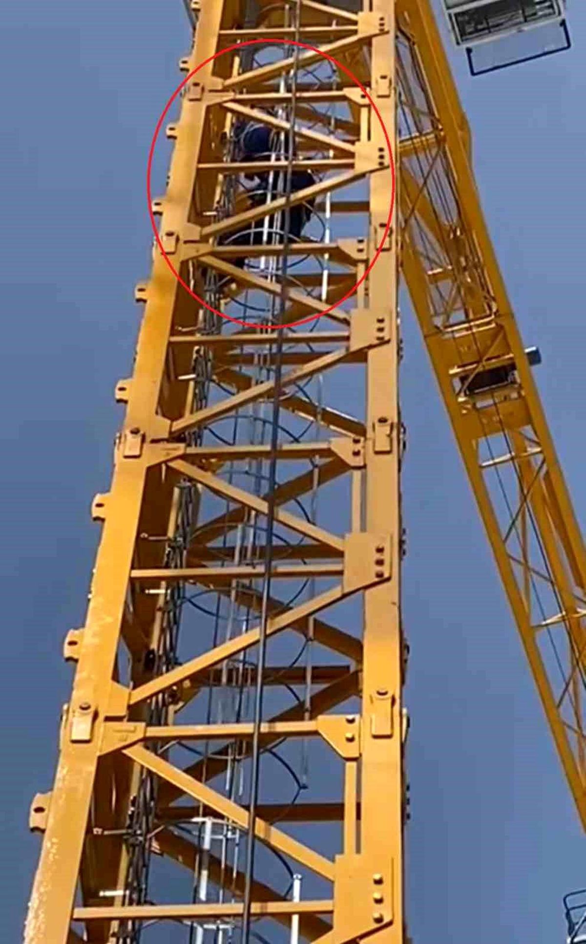Bursa\'da Vincin Tepesinde Fenalık Geçiren Operatör İtfaiye Tarafından Kurtarıldı