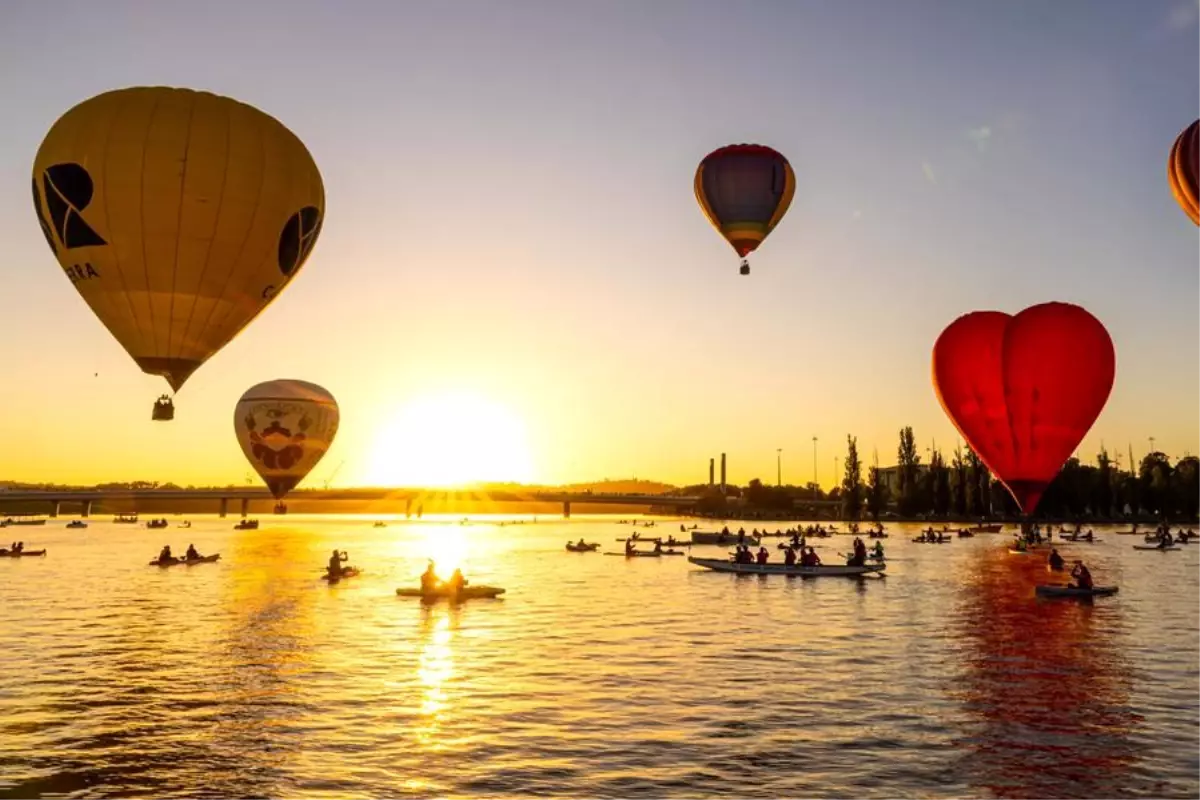 Kanberra Balon Gösterisi Renkli Anlar Sunuyor