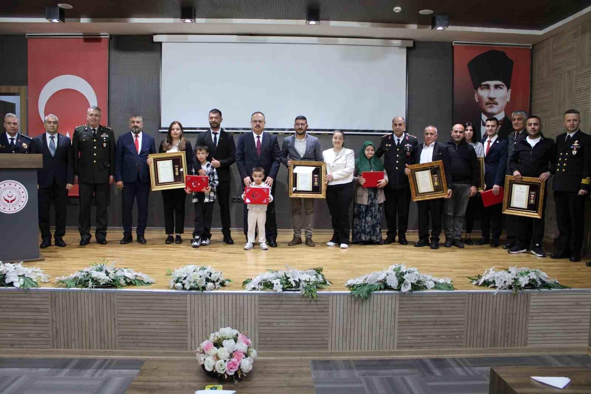 Aydın\'da gazi ve şehit yakınlarına Devlet Övünç Madalya Beratı takdim edildi