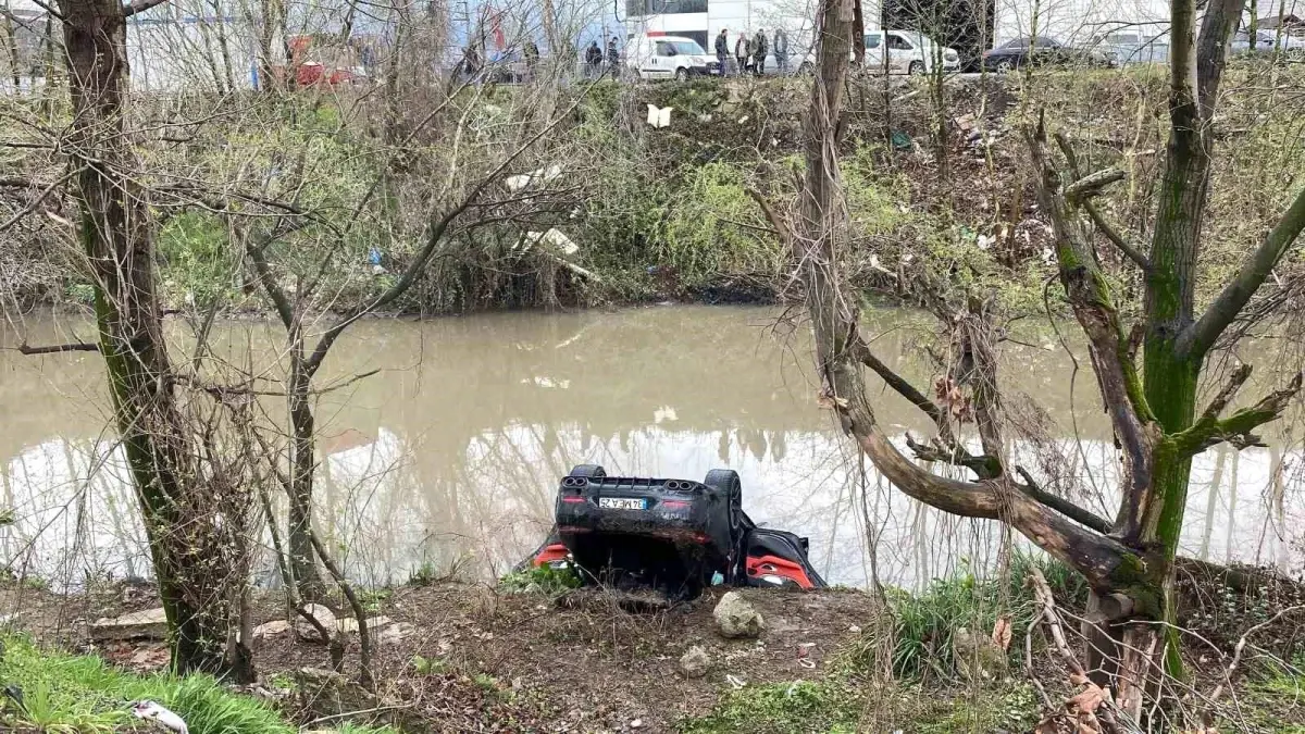 Kocaeli\'de Otomobil Dereye Uçtu: Sürücü Hayatını Kaybetti