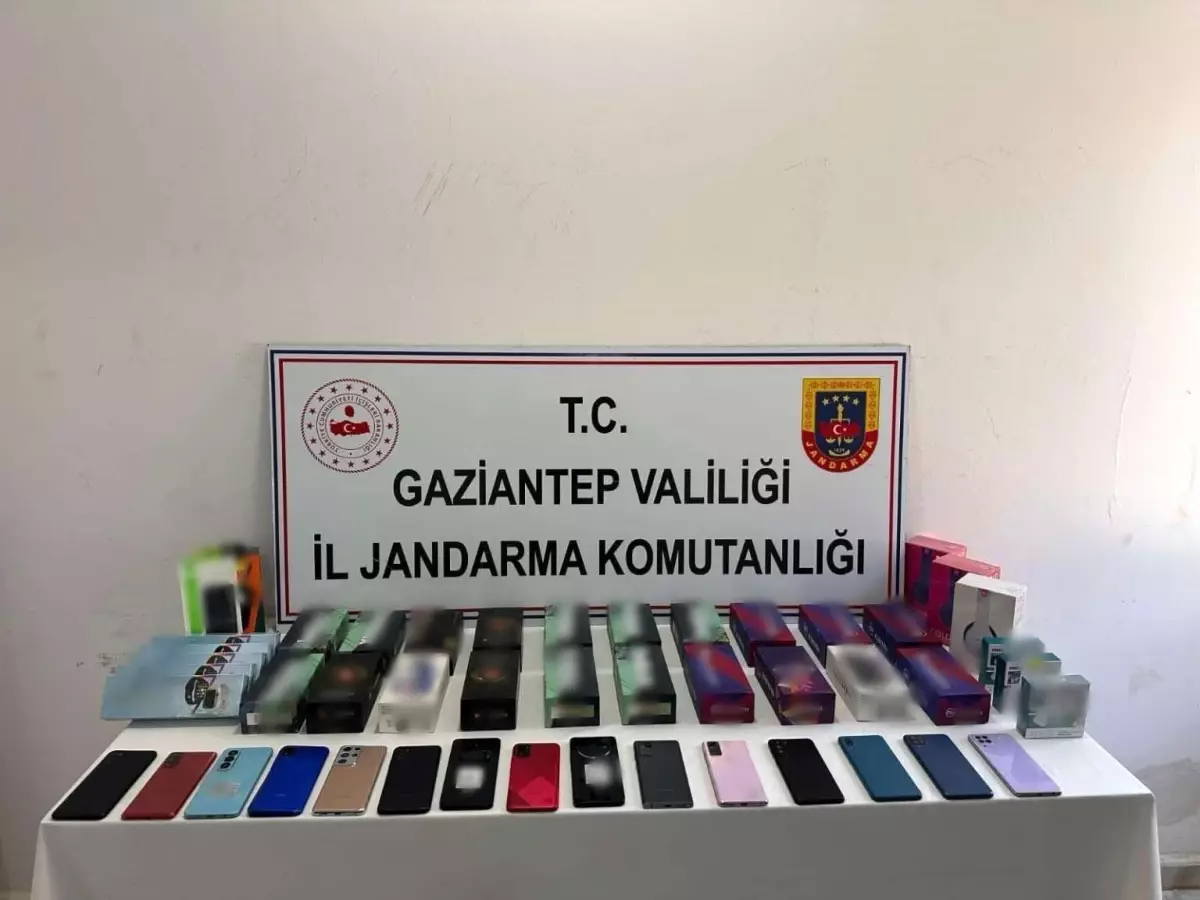 Gaziantep\'te 2 milyon TL değerinde kaçak telefon ve saat ele geçirildi: 2 gözaltı