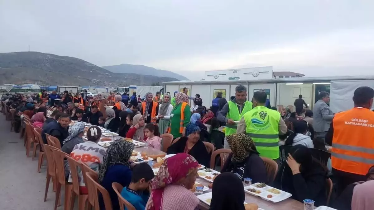 Gölbaşı Belediyesi\'nden Depremzedelere İftar Yemeği