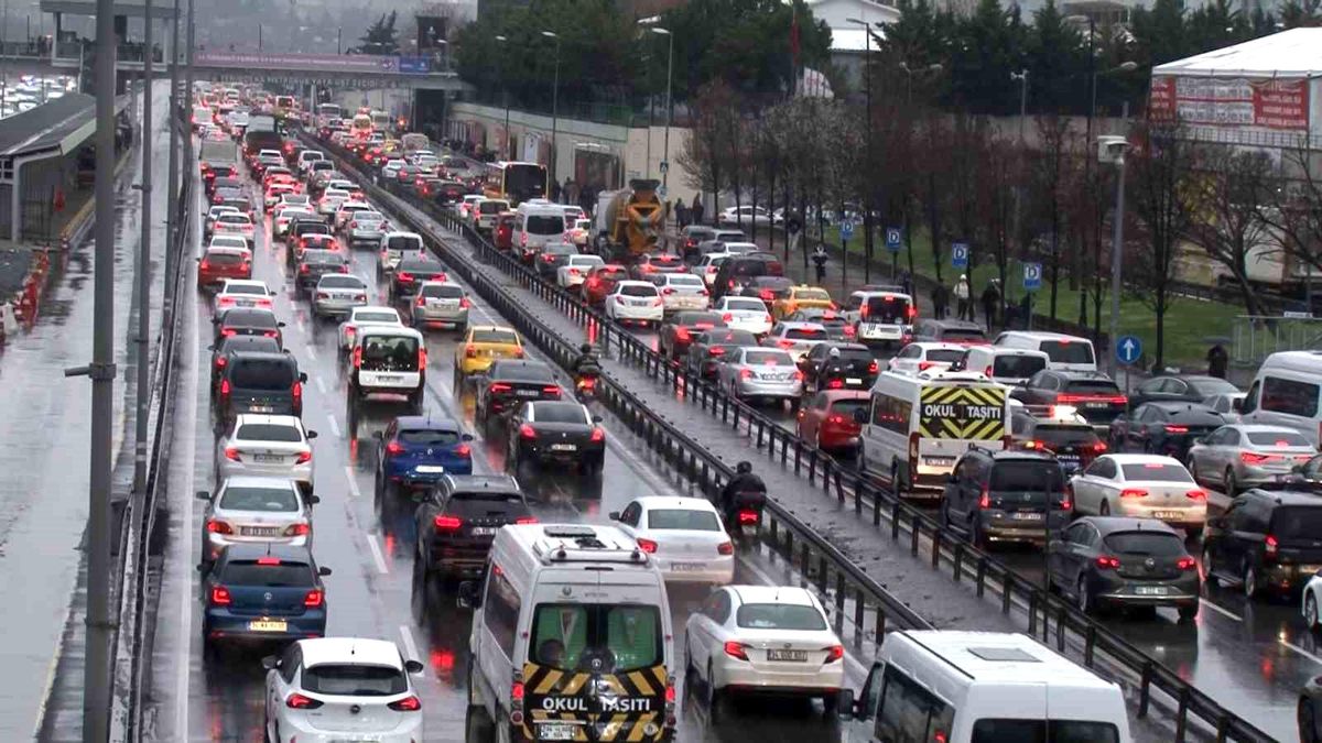 İstanbul\'da Trafik Yoğunluğu Yüzde 80\'e Ulaştı