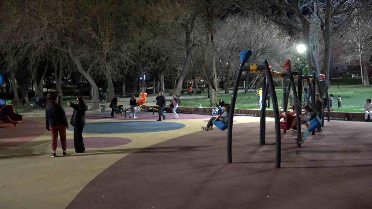 Denizli\'de İftar Sonrası Parklarda Yoğunluk