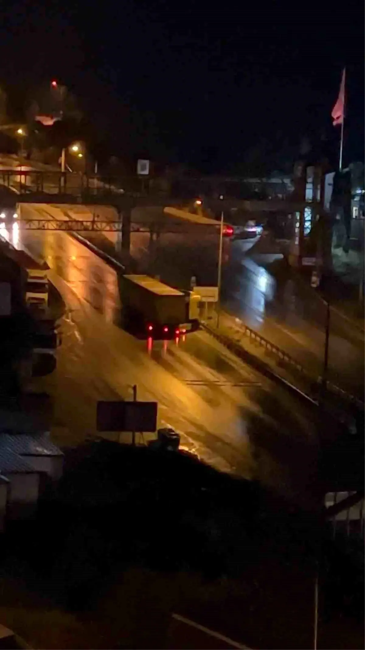 Gemlik\'te Tır Ters Döndü, Trafik Aksadı