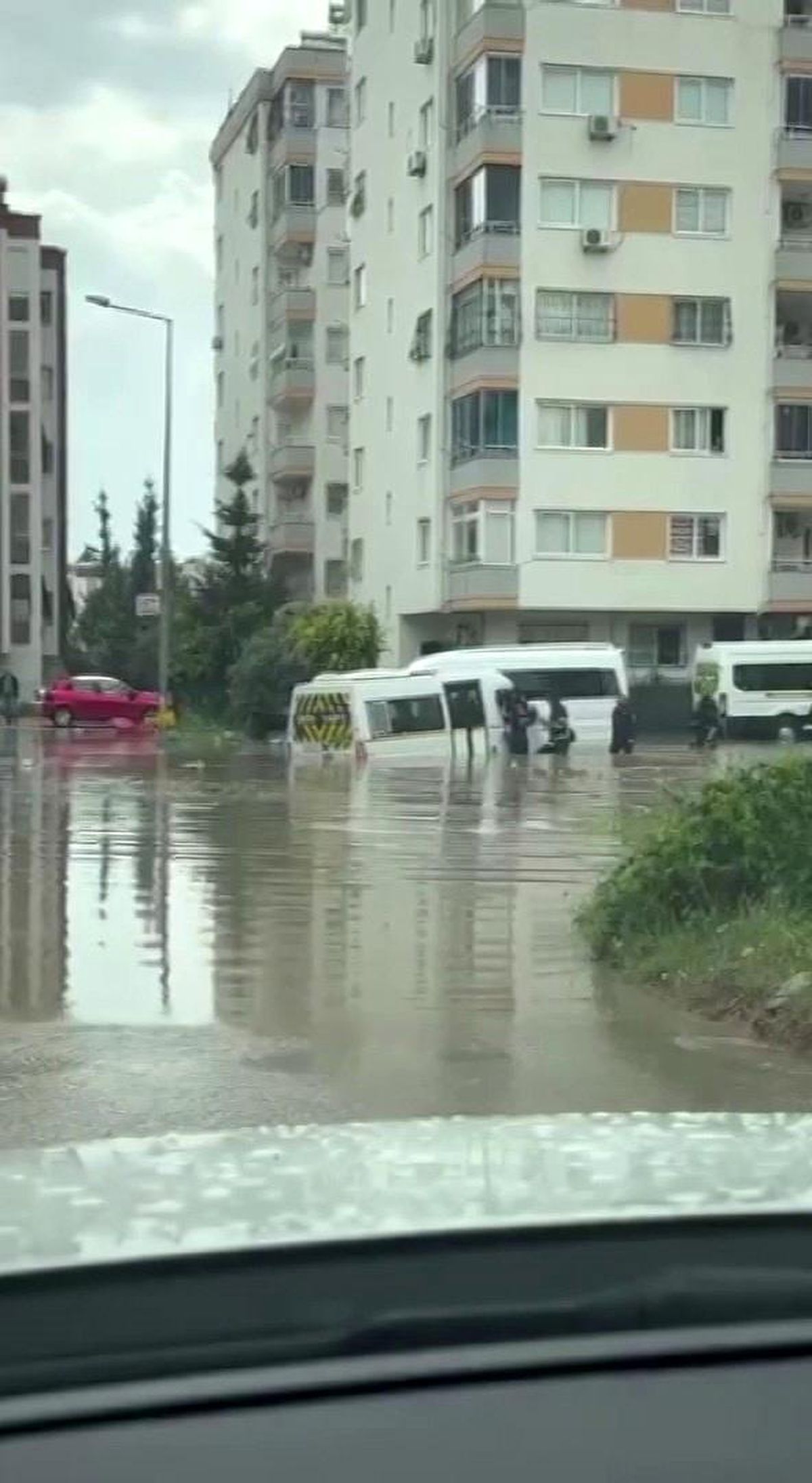 Adana\'da Sağanak Yağışta Öğrenci Servisi Mahsur Kaldı