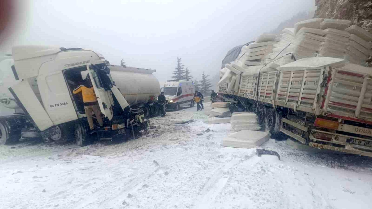 Antalya\'da Tır ile Tanker Çarpıştı: 1 Yaralı