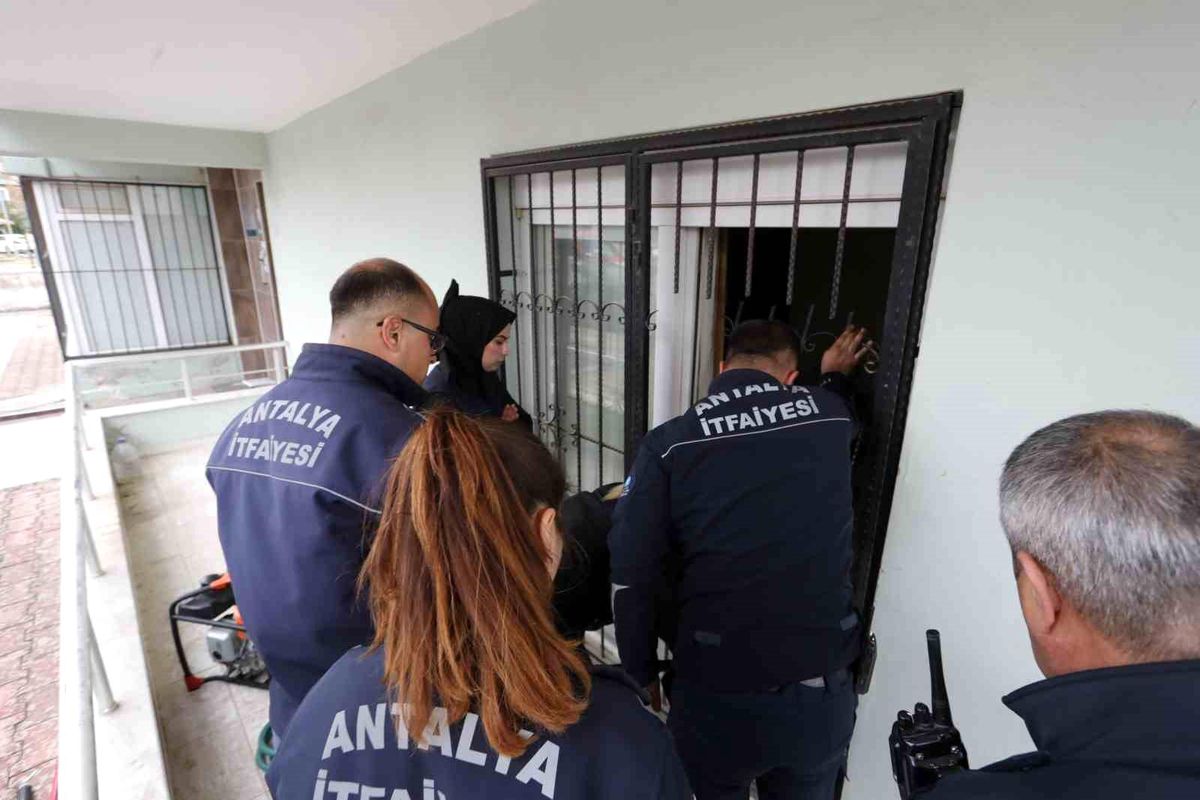 Antalya\'da Genç Kız Komşusundan Haber Alamayınca İtfaiye ve Polis Ekiplerini Alarma Geçirdi
