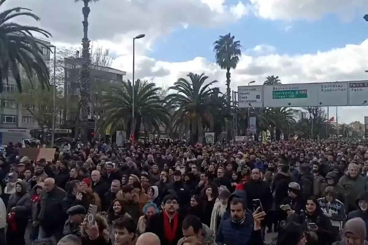 Vatan Caddesi\'nden yürüyen binlerce kişi Saraçhane\'ye ulaştı