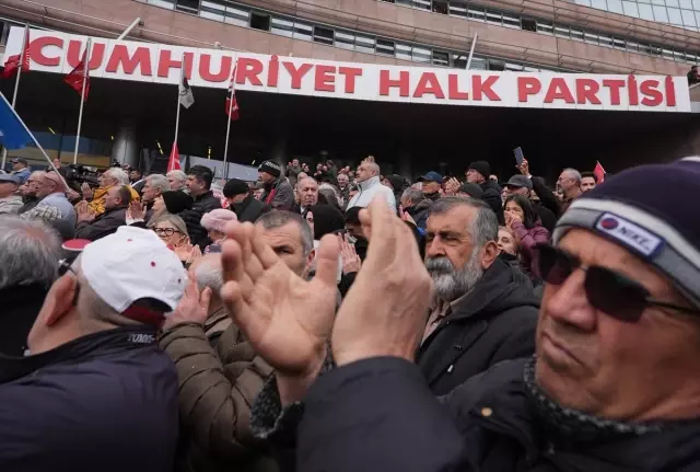 CHP Genel Merkezi'nde 'demokrasi nöbeti': Yol arkadaşlarımızı yedirtmeyiz