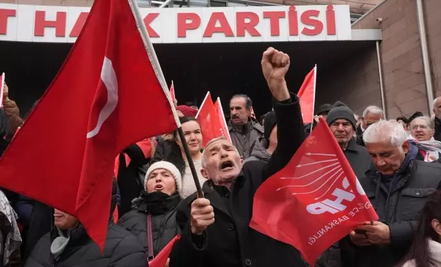 CHP Genel Merkezi'nde 'demokrasi nöbeti': Yol arkadaşlarımızı yedirtmeyiz