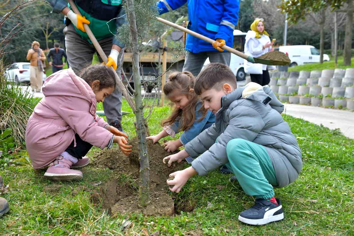 Esenyurtlu minikler şehit ve gaziler için fidan dikti