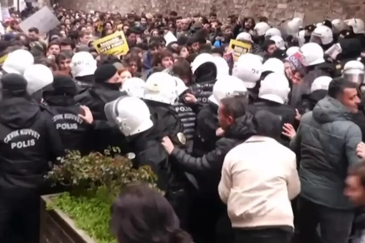 İstanbul Üniversitesi\'nde İmamoğlu protestosu! Polisle arbede yaşandı