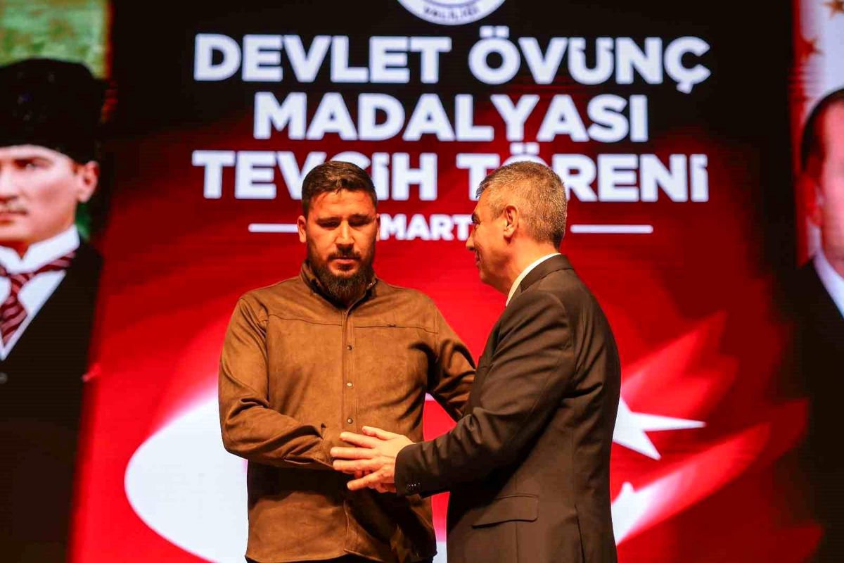 Mersin\'de Devlet Övünç Madalyası ve Beratı tevcih töreni