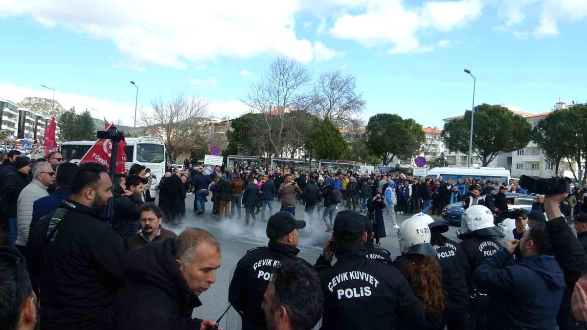 Muğla\'da İmamoğlu Protestosuna Polis Müdahalesi