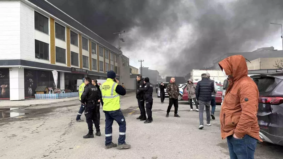 Sakarya\'da Mobilyacılar Çarşısı\'nda Yangın