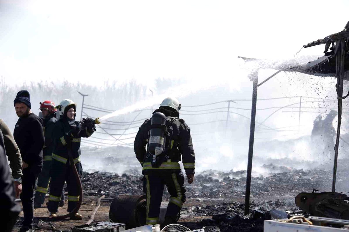 Antalya\'da Hurdalıkta Yangın, İtfaiye Ekiplerince Söndürüldü