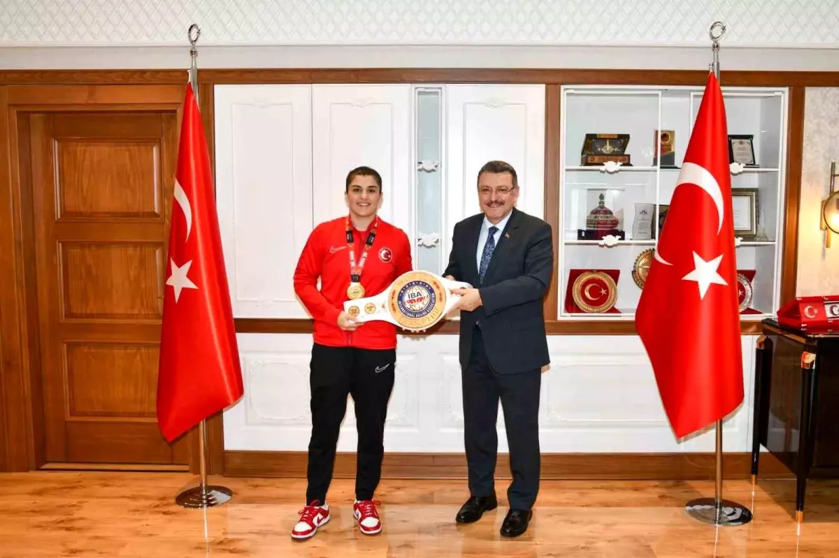 Dünya Şampiyonu Busenaz Sürmeneli, Belediye Başkanı ile Buluştu