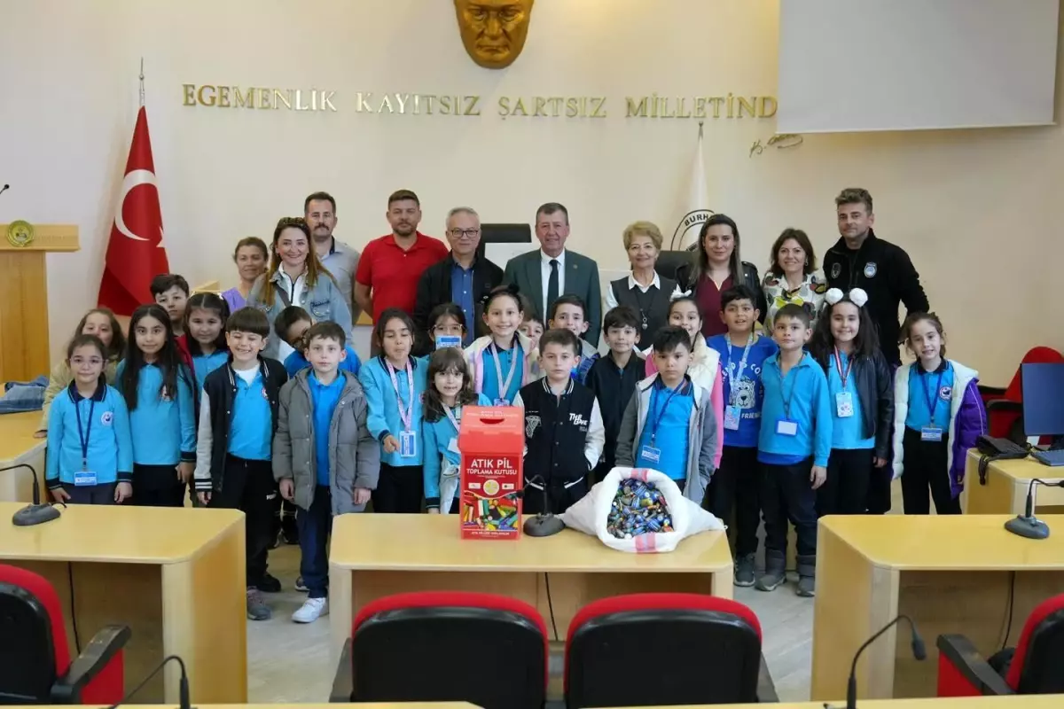 Burhaniye Öğrencilerinden Çevreye Duyarlı Davranış: 20 kg Atık Pil Topladılar