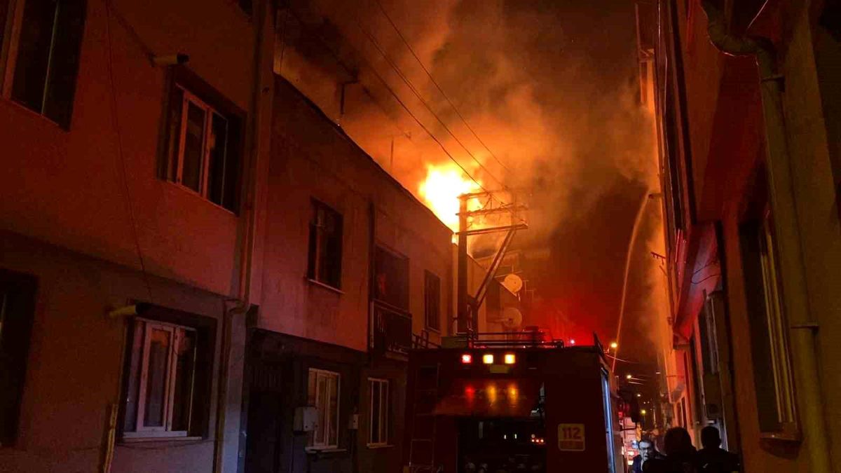 İnegöl\'de Apartman Yangını Korku Yarattı