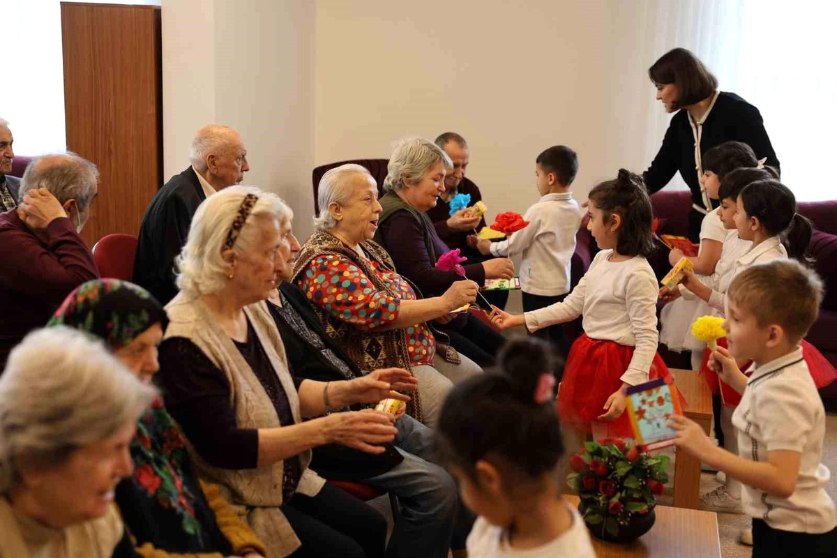 Es Çocuk Evi Öğrencilerinden Yaşlılara Vefa Ziyareti