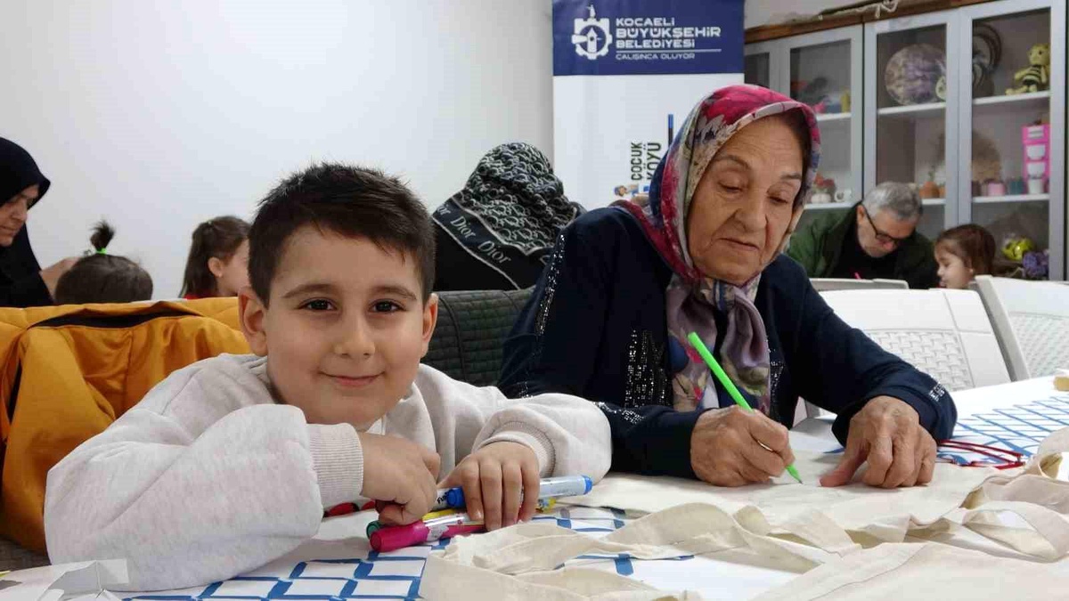 Kocaeli\'de Dedeler ve Torunlar Boyama Etkinliğinde Bir Araya Geldi