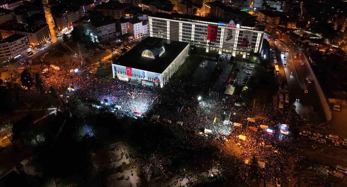 İmamoğlu\'nun Gözaltına Alınmasının Ardından CHP Denizler İBB Önünde Toplandı