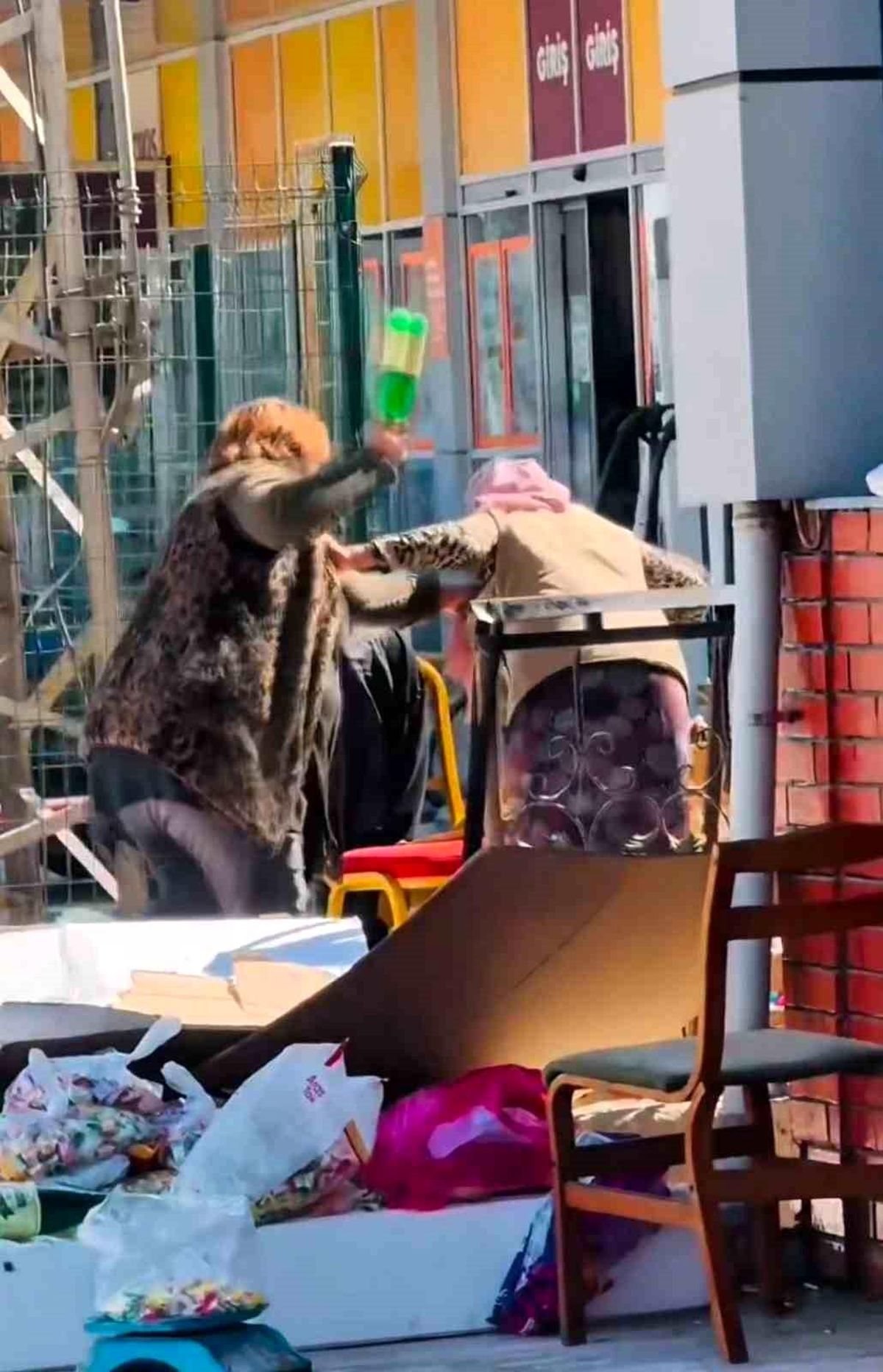 Iğdır\'da Pazarcı Kadınların Tartışması Saldırıya Dönüştü