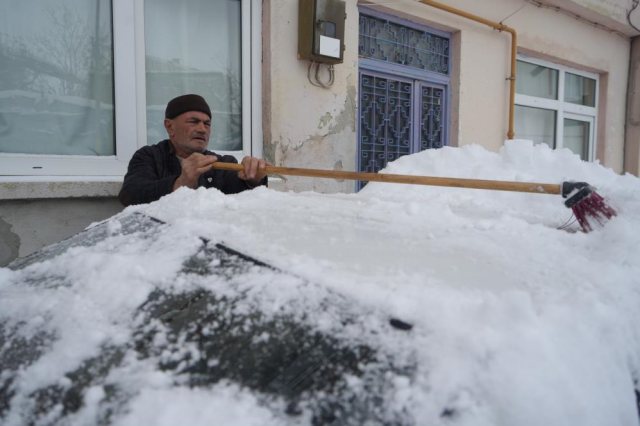 Mart kapıdan baktırdı! 15 santimetre karla uyandılar