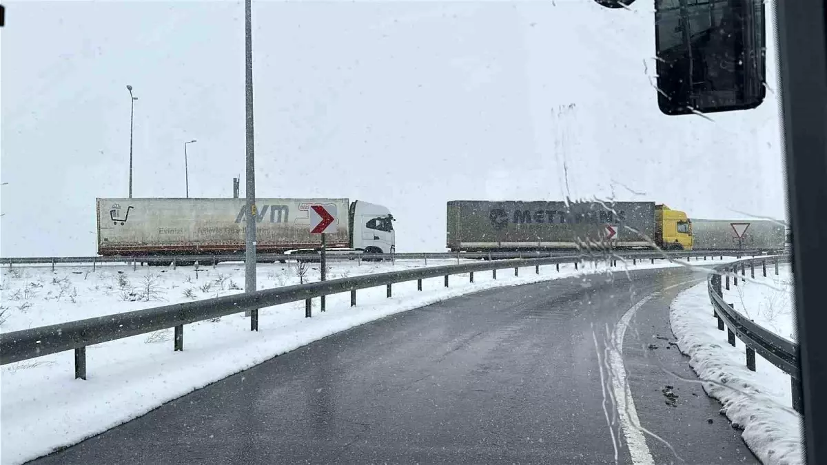 Kayseri\'de Kar Yağışı Trafiği Olumsuz Etkiledi