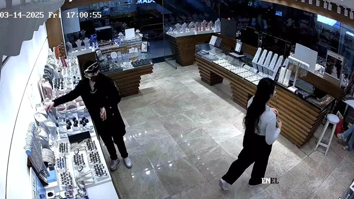 Yalova\'da Mağazadan Hırsızlık Anı Güvenlik Kamerasında