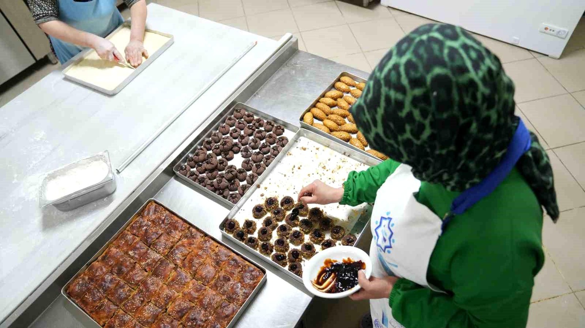 Battalgazi\'nin Kalbi Kadın Kooperatifi, Bayram Öncesi Yöresel Tatlar Üretimine Hız Verdi