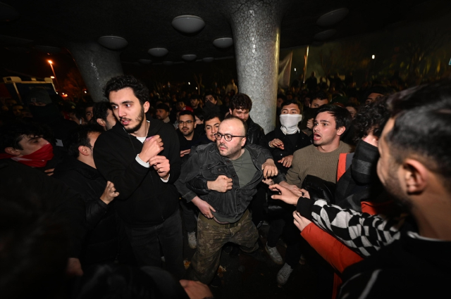 Dün gece gerçekleşen İmamoğlu protestolarında 16 polis memuru yaralandı