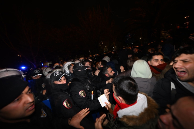 Dün gece gerçekleşen İmamoğlu protestolarında 16 polis memuru yaralandı