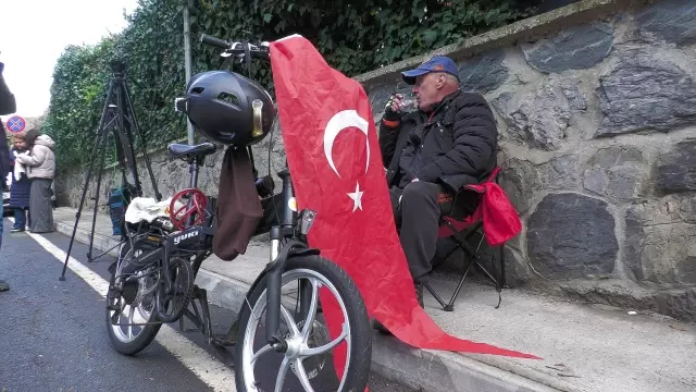 Emekli vatandaş İmamoğlu'nun evinde nöbet tutmaya başladı: Oyumun peşine düştüm