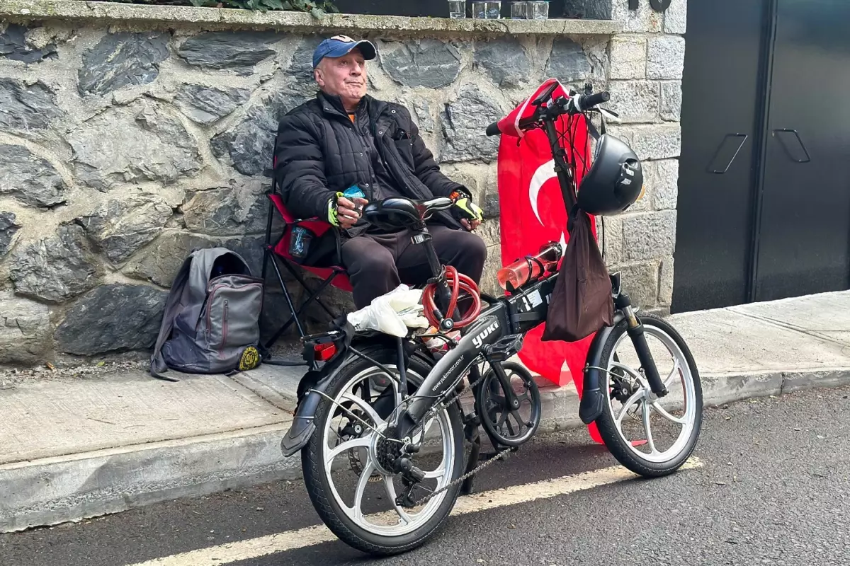 Emekli vatandaş İmamoğlu\'nun evinin önünde nöbet tutmaya başladı: Oyumun peşine düştüm