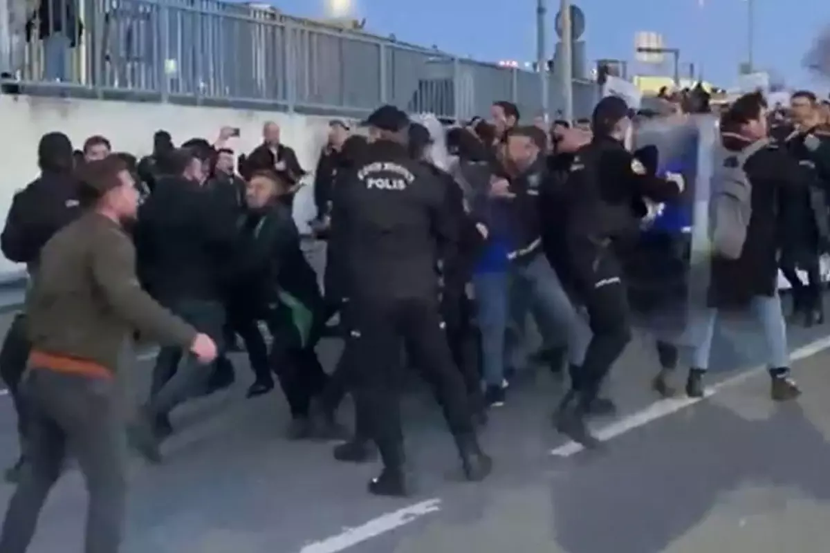 Taksim\'e yürümek isteyen İstanbul Barosu avukatlarına polis müdahalesi