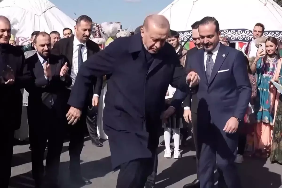 İstanbul\'da nevruz kutlaması! Cumhurbaşkanı Erdoğan, ateşi yakıp üzerinden atladı