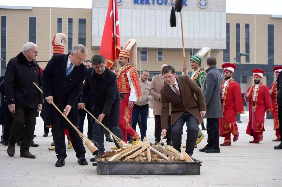 Erzincan\'da Nevruz Bayramı Etkinlikleri Soğuk Havaya Rağmen Coşkuyla Kutlandı