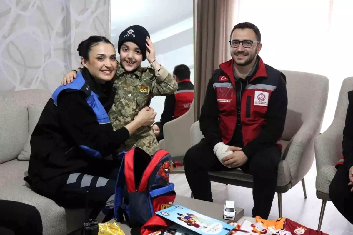 Polislerden Minik Bünyamin\'e Ziyaret