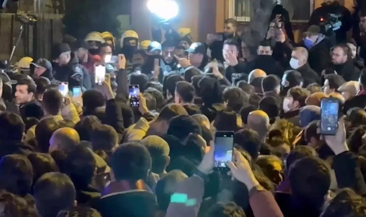 İmamoğlu ve 90 Kişi Adliyeye Getirildi, Güvenlik Önlemleri Arttı