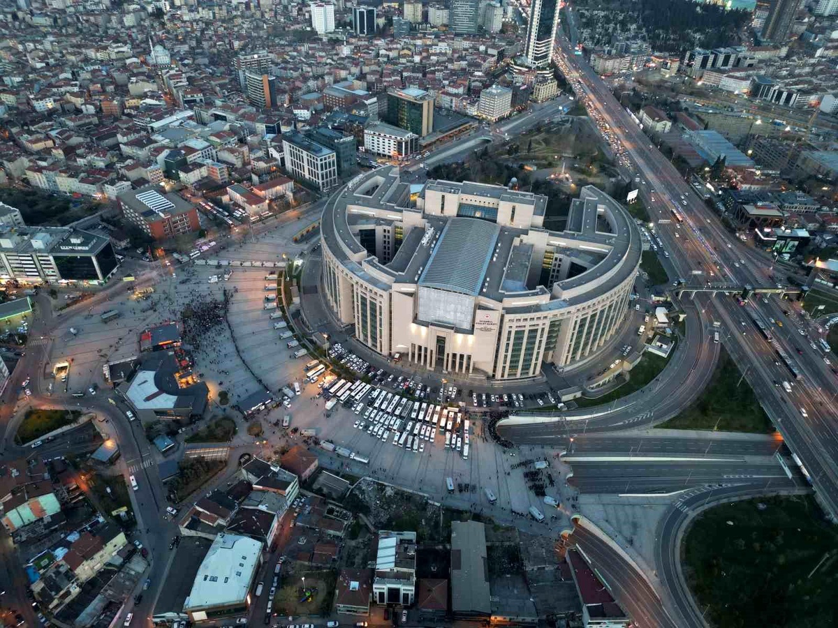 İstanbul Adalet Sarayı\'nda Yoğun Güvenlik Önlemleri